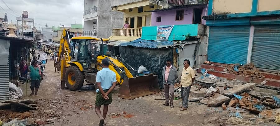 ಕಡರನಾಯ್ಕನಹಳ್ಳಿ: ಉಕ್ಕಡಗಾತ್ರಿ ಗ್ರಾಮದಲ್ಲಿ ಅಂಗಡಿ, ಹೋಟೆಲ್ ಗಳನ್ನು ಗ್ರಾಮ ಪಂಚಾಯಿತಿಯಿಂದ ತೆರವುಗೊಳಿಸುತ್ತಿರುವುದು