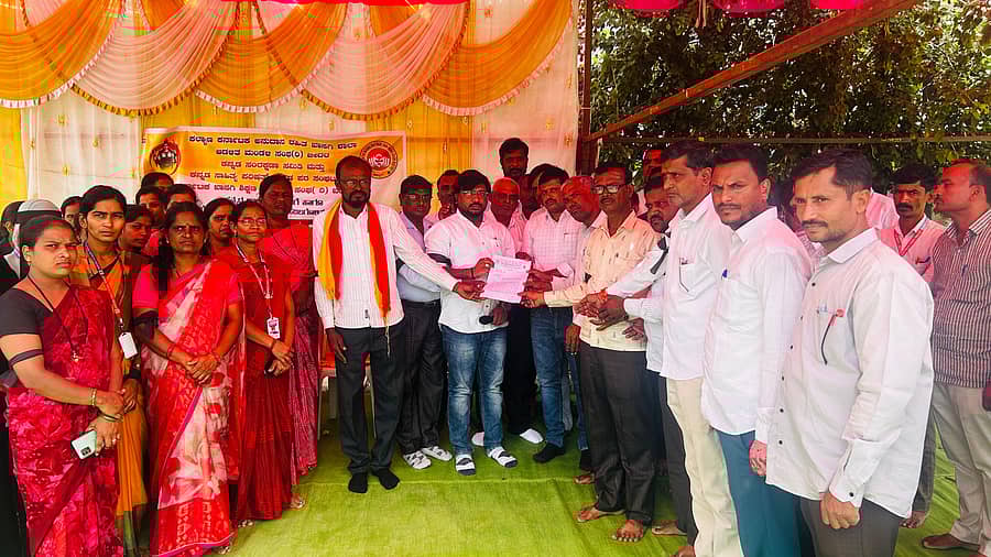 ಭಾಲ್ಕಿಯಲ್ಲಿ ಕಲ್ಯಾಣ ಕರ್ನಾಟಕ ಅನುದಾನ ರಹಿತ ಶಾಲಾ ಆಡಳಿತ ಮಂಡಳಿ ಸಂಘ, ಕನ್ನಡ ಸಂರಕ್ಷಣಾ ಸಮಿತಿ, ಕನ್ನಡ ಸಾಹಿತ್ಯ ಪರಿಷತ್, ಕನ್ನಡಪರ ಸಂಘಟನೆಗಳ ಪದಾಧಿಕಾರಿಗಳು ತಹಶೀಲ್ದಾರ್ ಕಚೇರಿಯ ಅಧಿಕಾರಿಗೆ ಮನವಿ ಪತ್ರ ಸಲ್ಲಿಸಿದರು