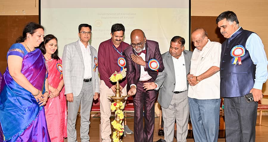 <div class="paragraphs"><p>ಮೈಸೂರಿನ&nbsp;ಜಯದೇವ ಹೃದ್ರೋಗ ವಿಜ್ಞಾನ ಮತ್ತು ಸಂಶೋಧನಾ ಸಂಸ್ಥೆಯಲ್ಲಿ ಸೋಮವಾರ ಆಯೋಜಿಸಿದ್ದ&nbsp;‘ಕಾರ್ಡಿಯೊ ಯೋಗ ಸಮ್ಮೇಳನ’ವನ್ನು&nbsp;ಕೇಂದ್ರ ಯೋಗ ಮತ್ತು ನ್ಯಾಚುರೋಪಥಿ ಸಂಶೋಧನಾ ಪರಿಷತ್‌ನ (ಸಿಸಿಆರ್‌ವೈಎನ್‌) ನಿರ್ದೇಶಕ ಡಾ.ರಾಘವೇಂದ್ರ ರಾವ್, ಆದಿಚುಂಚನಗಿರಿ ವಿಶ್ವವಿದ್ಯಾಲಯದ ಕುಲಪತಿ ಡಾ.ಎಂ.ಎ.ಶೇಖರ್ ಉದ್ಘಾಟಿಸಿದರು. </p></div>
