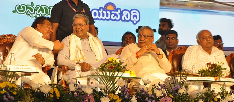 ಇಂಡಿಯಲ್ಲಿ ಸೋಮವಾರ ನಡೆದ ವಿವಿಧ ಅಭಿವೃದ್ಧಿ ಕಾಮಗಾರಿಗಳ ಲೋಕಾರ್ಪಣೆ ಮತ್ತು ಶಂಕುಸ್ಥಾಪನೆ ಕಾರ್ಯಕ್ರಮದಲ್ಲಿ ಮುಖ್ಯಮಂತ್ರಿ ಸಿದ್ದರಾಮಯ್ಯ, ಸಚಿವ ಎಂ.ಬಿ.ಪಾಟೀಲ ಪರಸ್ಪರ ಮಾತಿನಲ್ಲಿ ನಿರತವಾಗಿದ್ದರು. ಶಾಸಕ ಯಶವಂತರಾಯಗೌಡ ಪಾಟೀಲ, ಸಚಿವ ಶಿವಾನಂದ ಪಾಟೀಲ  ಇದ್ದಾರೆ –ಪ್ರಜಾವಾಣಿ ಚಿತ್ರ