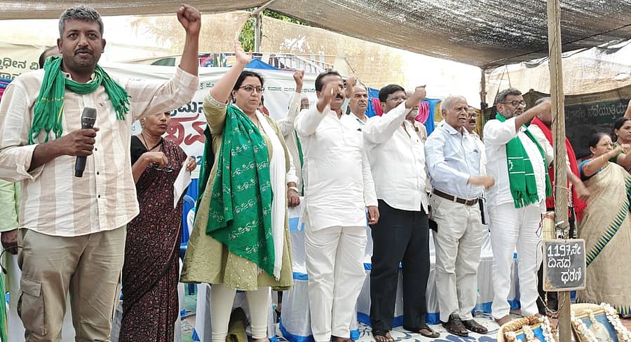 ದೇವನಹಳ್ಳಿ ತಾಲ್ಳುಕು ಚನ್ನರಾಯಪಟ್ಟಣ ಧರಣಿ ಸ್ಥಳದಲ್ಲಿ ನಡೆದ ‘ಗ್ರಾಮ ಸಂಕಲ್ಪಸಮಾವೇಶ’ದಲ್ಲಿ ವಿವಿಧ ಸಂಘಟನೆಯ ರಾಜ್ಯ ನಾಯಕರು ಭಾಗಿಯಾಗಿ ಒಗ್ಗಟ್ಟು ಪ್ರದರ್ಶನ ಮಾಡಿದರು.