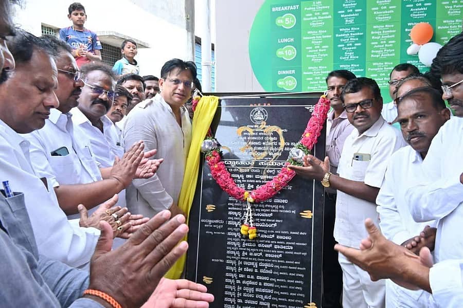 ಯಡ್ರಾಮಿ ಪಟ್ಟಣದ ಇಂದಿರಾ ಕ್ಯಾಂಟೀನ್ ಶಾಸಕ ಅಜಯಸಿಂಗ್ ಉದ್ಘಾಟಿಸಿದರು