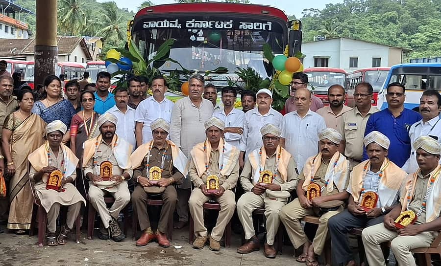 ಕಾರವಾರ ಬಸ್ ನಿಲ್ದಾಣದಲ್ಲಿ ನಡೆದ ಕಾರ್ಯಕ್ರಮದಲ್ಲಿ ಶಕ್ತಿ ಯೋಜನೆ ಯಶಸ್ಸಿಗೆ ಶ್ರಮಿಸಿದ ಸಾರಿಗೆ ಸಂಸ್ಥೆಯ ಚಾಲಕ, ನಿರ್ವಾಹಕರನ್ನು ಸನ್ಮಾನಿಸಲಾಯಿತು