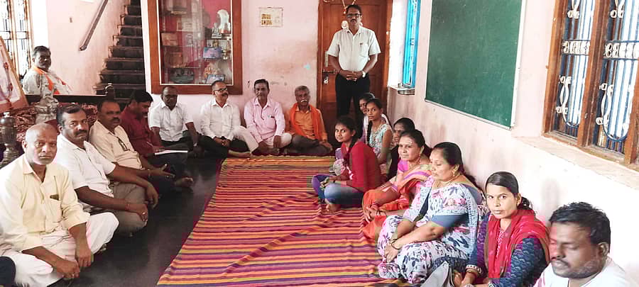 2ಇಪಿ : ಹೊನ್ನಾಳಿ ಹಿರೇಕಲ್ಮಠದಲ್ಲಿ ತಾ ಬೇಡ ಜಂಗಮ ಸಮಾಜ ಸೇವಾಸಂಘದ ವಾರ್ಷಿಕೋತ್ಸವ ಹಾಗೂ ಪ್ರತಿಭಾ ಪುರಸ್ಕಾರ, ನಿವೃತ್ತ ನೌಕರರಿಗೆ ಗುರುರಕ್ಷೆ ಕಾರ್ಯಕ್ರಮದ ಪೂರ್ವಭಾವಿ ಸಭೆಯಲ್ಲಿ ಡಾ.ಚಂದ್ರಶೇಖರಯ್ಯ ಸಾಲಿಮಠ್ ಮಾತನಾಡಿದರು. 