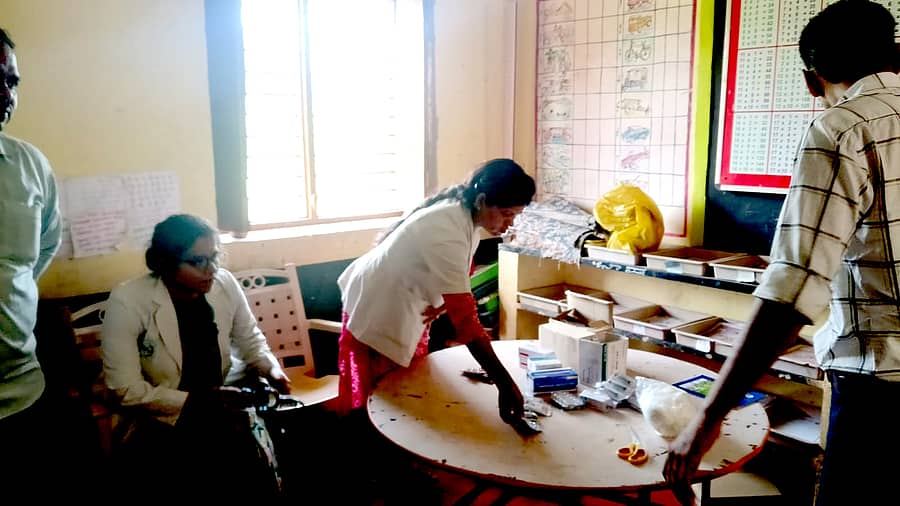 ಹೂಲಿಕಟ್ಟಿ ಜನತಾ ಕಾಲೋನಿಯಲ್ಲಿರುವ ಸರ್ಕಾರಿ ಶಾಲೆಯಲ್ಲಿ ಆರೋಗ್ಯ ಸಿಬ್ಬಂದಿ ಪರಿಶೀಲಿಸಿದರು