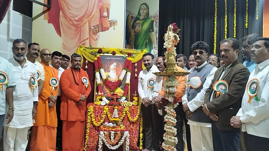 ಧಾರವಾಡದ ಕರ್ನಾಟಕ ವಿಶ್ವವಿದ್ಯಾಲಯದ ಸುವರ್ಣ ಮಹೋತ್ಸವ ಸಭಾಭವನದಲ್ಲಿ ಏರ್ಪಡಿಸಿದ್ದ ಕಾರ್ಯಕ್ರಮದಲ್ಲಿ ಸಚಿವ ಸಂತೋಷ ಲಾಡ್ ಉದ್ಘಾಟಿಸಿದರು