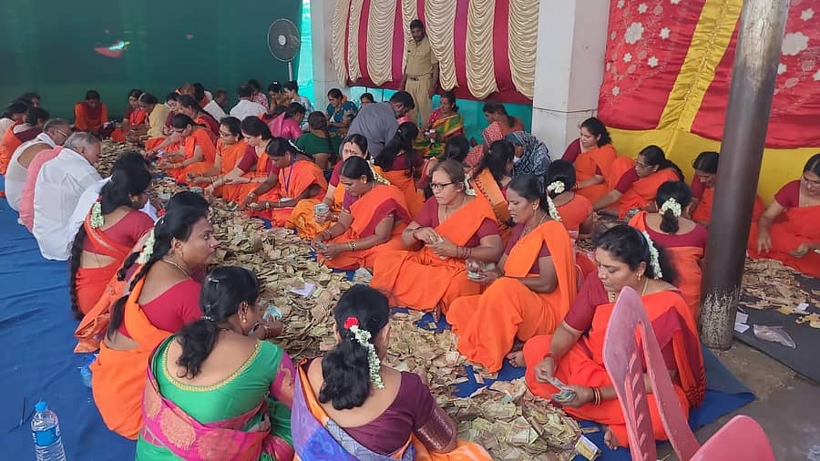 ಮುನಿರಾಬಾದ್ ಸಮೀಪ ಹುಲಿಗಿಯ ಹುಲಿಗೆಮ್ಮ ದೇವಿ ದೇವಸ್ಥಾನದ ಹುಂಡಿಗಳನ್ನು ಸೋಮವಾರ ಎಣಿಕೆ ಮಾಡಲಾಯಿತು