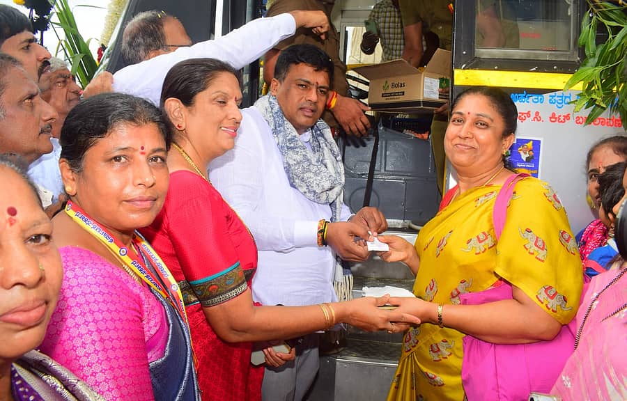 ವಾರ್ತಾ ಮತ್ತು ಸಾರ್ವಜನಿಕ ಸಂಪರ್ಕ ಇಲಾಖೆ ವತಿಯಿಂದ ಮಂಡ್ಯ ನಗರದ ಕೆ.ಎಸ್.ಆರ್.ಟಿ.ಸಿ ಬಸ್ ನಿಲ್ದಾಣದಲ್ಲಿ ಸೋಮವಾರ ಆಯೋಜಿಸಿದ್ದ ರಾಜ್ಯ ಸರ್ಕಾರದ ಎರಡು ವರ್ಷಗಳ ಅಭಿವೃದ್ಧಿ ಕಾರ್ಯಕ್ರಮಗಳ ಸಾಧನೆ ಅಂಗವಾಗಿ ಶಾಸಕ ಪಿ.ರವಿಕುಮಾರ್‌ ಅವರು ‘ಶಕ್ತಿ’ ಯೋಜನೆಯಡಿ ಮಹಿಳೆಯರಿಗೆ ಉಚಿತವಾಗಿ ಟಿಕೆಟ್‌ ವಿತರಿಸಿದರು 