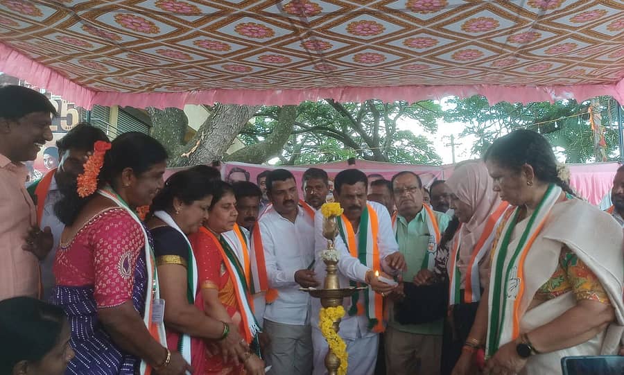 ದೊಡ್ಡಬಳ್ಳಾಪುರ ಬಸ್‌ ನಿಲ್ದಾಣದಲ್ಲಿ ಸೋಮವಾರ ಶಕ್ತಿ ಯೋಜನೆ ಸಂಭ್ರಮಾಚರಣೆಗೆ ಕೆಪಿಸಿಸಿ ಉಪಾಧ್ಯಕ್ಷ ಟಿ.ವೆಂಕಟರಮಣಯ್ಯ ಜ್ಯೋತಿ ಬೆಳಗಿಸಿ ಚಾಲನೆ ನೀಡಿದರು