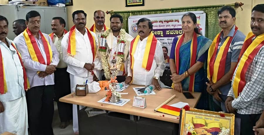 ಕಡೂರು ತಾಲ್ಲೂಕು ದೊಡ್ಡಪಟ್ಟಣಗೆರೆ ಗ್ರಾಮದಲ್ಲಿ ಕಸಬಾ ಹೋಬಳಿ ಕಸಾ‍ಪ ಅಧ್ಯಕ್ಷರಾಗಿ ಆಯ್ಕೆಯಾದ ಆರ್‌.ಹನುಮಂತಪ್ಪ ಅವರನ್ನು ಸನ್ಮಾನಿಸಲಾಯಿತು. ಸೂರಿಶ್ರೀನಿವಾಸ್‌, ಜಿಗಣೇಹಳ್ಳಿ ನೀಲಕಂಠಪ್ಪ, ಲತಾ ರಾಜಶೇಖರ್‌ ಹಾಜರಿದ್ದರು