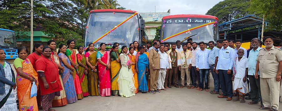 ಮಾಗಡಿ ಸರ್ಕಾರಿ ಬಸ್‌ ನಿಲ್ದಾಣದಲ್ಲಿ ಸೋಮವಾರ ನಡೆದ ಶಕ್ತಿ ಯೋಜನೆಯ ಸಂಭ್ರಮಾಚರಣೆಯಲ್ಲಿ ಭಾಗವಹಿಸಿದ್ದ ಅಧಿಕಾರಿಗಳು ಮತ್ತು ಸಾರ್ವಜನಿಕರು