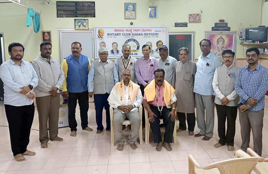 ಗದಗ-ಬೆಟಗೇರಿ ರೋಟರಿ ಕ್ಲಬ್‌ನ ವತಿಯಿಂದ ನಡೆದ ಪತ್ರಿಕಾ ದಿನಾಚರಣೆಯಲ್ಲಿ ಪತ್ರಕರ್ತರಾದ ರಾಜು ಹೆಬ್ಬಳ್ಳಿ, ಬಸವರಾಜ ದಂಡಿನ ಅವರನ್ನು ಸನ್ಮಾನಿಸಲಾಯಿತು