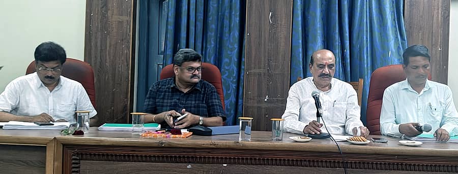 ರಾಮದುರ್ಗದ ತಾಲ್ಲೂಕು ಪಂಚಾಯಿತಿ ಸಭಾ ಭವನದಲ್ಲಿ ಸೋಮವಾರ ಜರುಗಿದ ತ್ರೈಮಾಸಿಕ ಪ್ರಗತಿ ಪರಿಶೀಲನಾ ಸಭೆಯಲ್ಲಿ ವಿಧಾನ ಸಭೆಯ ಮುಖ್ಯ ಸಚೇತಕ ಅಶೋಕ ಪಟ್ಟಣ ಮಾತನಾಡಿದರು