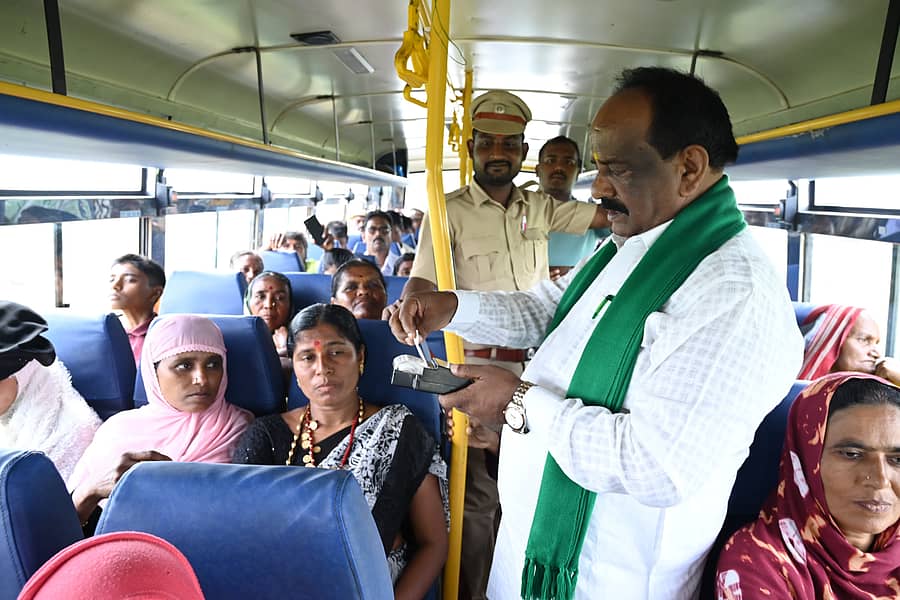 ಶಾಸಕ ಎನ್.ಎಚ್.ಕೋನರಡ್ಡಿ ಅವರು ನವಲಗುಂದದಿಂದ ಅಣ್ಣಿಗೇರಿವರೆಗೆ  ಬಸ್‌ನಲ್ಲಿ ಪ್ರಯಾಣಿಸಿ ಮಹಿಳಾ ಪ್ರಯಾಣಿಕರಿಗೆ ಶಕ್ತಿ ಯೋಜನೆಯ ಉಚಿತ ಟಿಕೆಟ್ ವಿತರಿಸಿದರು