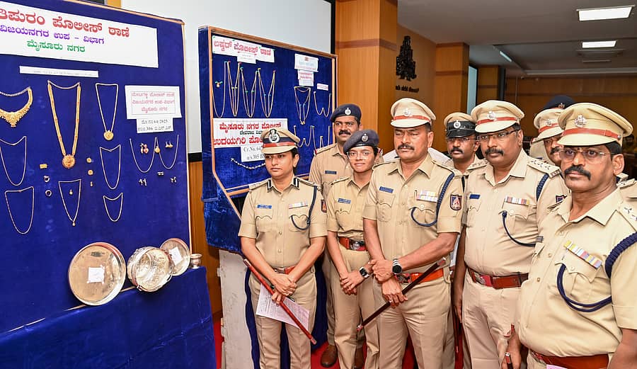 ಕಳವಾಗಿದ್ದ ಚಿನ್ನಾಭರಣಗಳನ್ನು ನಗರ ಪೊಲೀಸ್ ಕಮಿಷನರ್ ಸೀಮಾ ಲಾಟ್ಕರ್ ಮೈಸೂರಿನ ಕಚೇರಿಯ ಆವರಣದಲ್ಲಿ ವೀಕ್ಷಿಸಿದರು. ಡಿಸಿಪಿಗಳಾದ ಆರ್.ಎನ್.ಬಿಂದುಮಣಿ, ಕೆ.ಎನ್.ಸುಂದರ್ ರಾಜ್ ಹಾಜರಿದ್ದರು –ಪ್ರಜಾವಾಣಿ ಚಿತ್ರ  