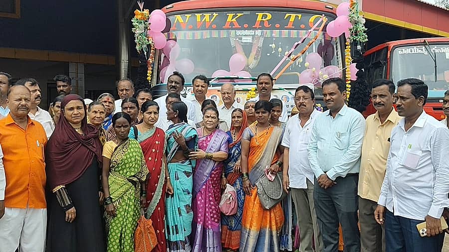 ಶಕ್ತಿ ಯೋಜನೆ ಸಂಭ್ರಮದ ಹಿನ್ನೆಲೆಯಲ್ಲಿ ಮುಂಡಗೋಡ ಬಸ್ ನಿಲ್ದಾಣದಲ್ಲಿ ರಾಜ್ಯ ರಸ್ತೆ ಸಾರಿಗೆ ಬಸ್ಗೆ ಪೂಜೆ ಸಲ್ಲಿಸಿ, ಪ್ರಯಾಣಿಕರಿಗೆ ಸಿಹಿ ಹಂಚಲಾಯಿತು