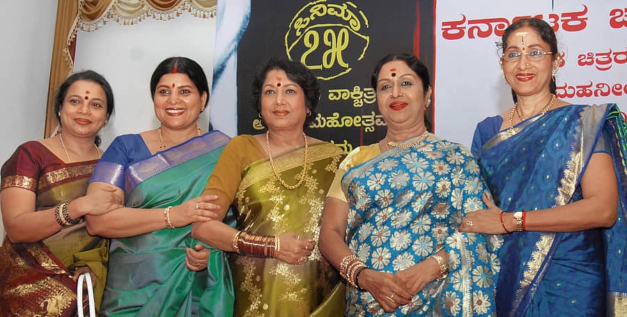 <div class="paragraphs"><p>ನಟಿಯರಾದ ಉಮಾಶ್ರೀ, ಜಯಮಾಲಾ, ಜಯಂತಿ, ಭಾರತಿ ಅವರೊಂದಿಗೆ ಸರೋಜಾದೇವಿ</p></div>