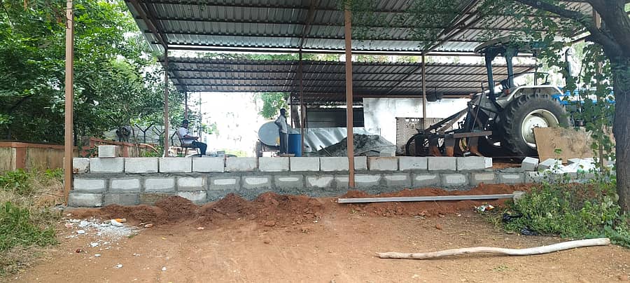 ಗೌರಿಬಿದನೂರು ಆದರ್ಶ ಶಾಲೆ ರಸ್ತೆಗೆ ಅಡ್ಡಲಾಗಿ ತಲೆ ಎತ್ತಿದ ಆವರಣ ಗೋಡೆ