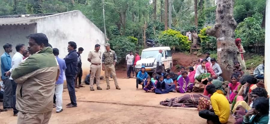 ಯಳಂದೂರು ತಾಲ್ಲೂಕಿನ ಬಿಳಿಗಿರಿಬೆಟ್ಟದ ಸೀಗೆಬೆಟ್ಟ ಪೋಡಿನಲ್ಲಿ ಸೋಮವಾರ ಕರಡಿ ದಾಳಿಯಿಂದ ಮೃತಪಟ್ಟ ಸಿದ್ದ ಅವರ ಶವವನ್ನು ತಂದಾಗ ಸಂಬಂಧಿಕರು ರೋದಿಸಿದರು