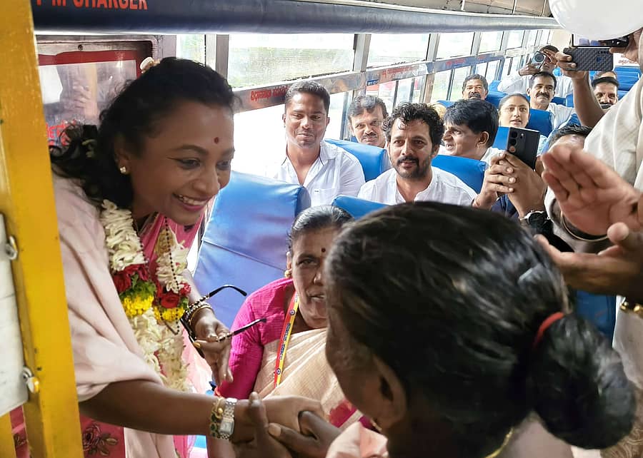 ಮೂಡಿಗೆರೆಯಲ್ಲಿ ಶಾಸಕಿ ನಯನಾ ಮೋಟಮ್ಮ ಅವರು ಬಸ್‍ನಲ್ಲಿ ಪ್ರಯಾಣಿಸುವ ವೇಳೆ ಬಸ್ಸಿನಲ್ಲಿದ್ದ ಮಹಿಳೆಯರು ಶಾಸಕರಿಗೆ ಅಭಿನಂದಿಸಿದರು