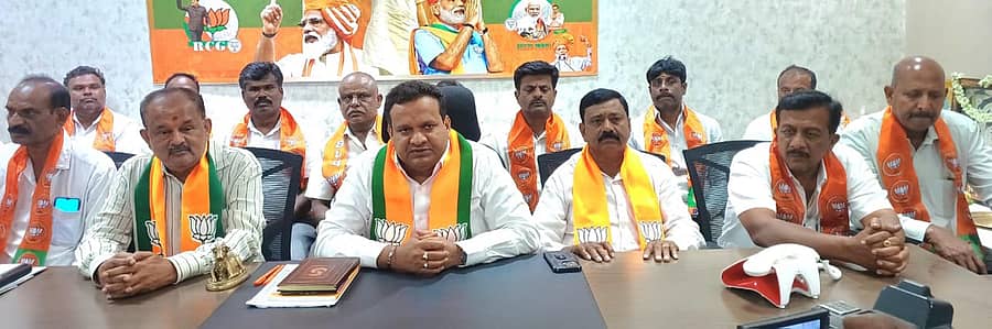 ಶಿಡ್ಲಘಟ್ಟದ ಬಿಜೆಪಿ ಸೇವಾಸೌಧ ಕಚೇರಿಯಲ್ಲಿ ನಡೆದ ಸುದ್ದಿಗೋಷ್ಠಿಯಲ್ಲಿ ಬಿಜೆಪಿ ಜಿಲ್ಲಾಧ್ಯಕ್ಷ ಸೀಕಲ್ ರಾಮಚಂದ್ರಗೌಡ ಮಾತನಾಡಿದರು