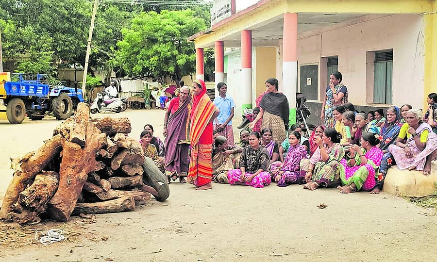 <div class="paragraphs"><p>ಕೊಪ್ಪಳ ತಾಲ್ಲೂಕಿನ ಮಂಗಳಾಪುರ ಗ್ರಾಮದಲ್ಲಿ ಸೋಮವಾರ ರಸ್ತೆಯ ಮಧ್ಯದಲ್ಲಿಯೇ ಅಂತಿಮ ಸಂಸ್ಕಾರಕ್ಕೆ ಸಿದ್ಧತೆ ಮಾಡಿಕೊಳ್ಳಲಾಗಿತ್ತು</p></div>