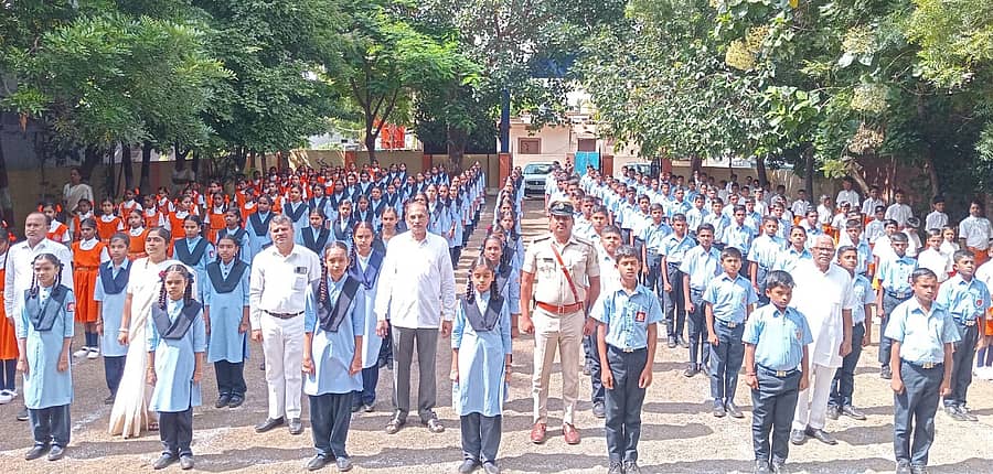 ಬೀದರ್ನ ಮಡಿವಾಳೇಶ್ವರ ಶಾಲೆಯಲ್ಲಿ ಸೋಮವಾರ ಸಮವಸ್ತ್ರ ದಿನ ಆಚರಿಸಲಾಯಿತು