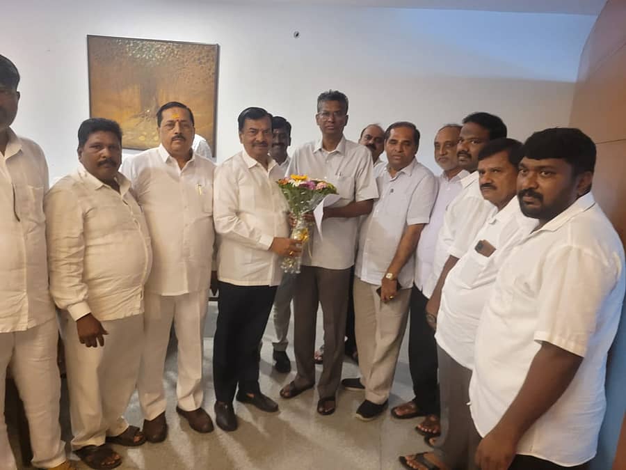 <div class="paragraphs"><p>ಸಾಗರಕ್ಕೆ ಬರುವ ದಾರಿಯಲ್ಲಿ ಶಿವಮೊಗ್ಗದ ಪ್ರವಾಸಿ ಮಂದಿರಕ್ಕೆ ಬಂದ ಲೋಕೋಪಯೋಗಿ ಸಚಿವ ಸತೀಶ ಜಾರಕಿಹೊಳಿ ಅವರನ್ನು ಜಿಲ್ಲಾ ಕಾಂಗ್ರೆಸ್ ಅಧ್ಯಕ್ಷ ಆರ್.ಪ್ರಸನ್ನಕುಮಾರ್ ಹಾಗೂ ಮಾಜಿ ಶಾಸಕ ಆಯನೂರು ಮಂಜುನಾಥ್ ನೇತೃತ್ವದಲ್ಲಿ ಸ್ವಾಗತಿಸಲಾಯಿತು</p></div>