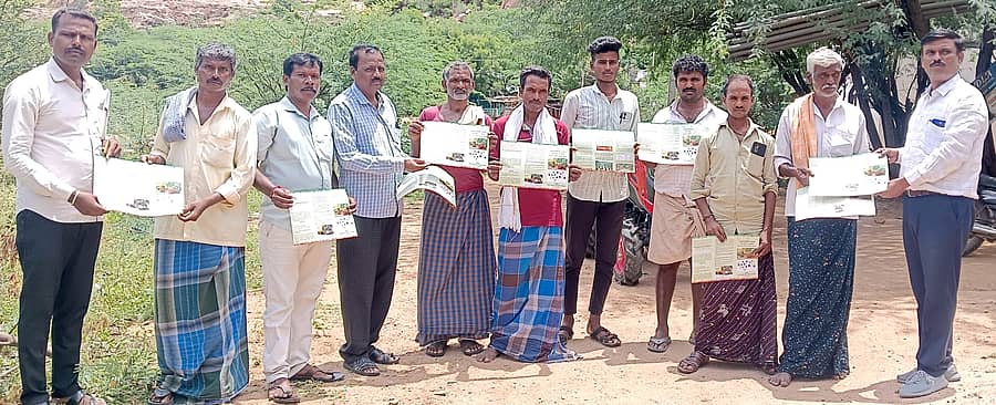ಕುರುಗೋಡು ಸಮೀಪದ ಸಿರಿಗೇರಿ ಗ್ರಾಮದಲ್ಲಿ ರೈತರಿಗೆ ತೋಟಗಾರಿಕೆ ಇಲಾಖೆ ಸಿಬ್ಬಂದಿ ತಾಳೆ ಬೆಳೆ ಮಾಹಿತಿ ಕರಪತ್ರ ವಿತರಿಸಿದರು