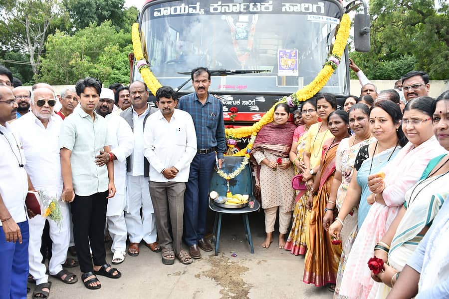 ಗದಗ ನಗರದ ಪಂಡಿತ್‌ ಪುಟ್ಟರಾಜ ಗವಾಯಿಗಳ ಬಸ್‌ ನಿಲ್ದಾಣದಲ್ಲಿ ಬಸ್‌ಗೆ ಪೂಜೆ ಸಲ್ಲಿಸಿ, ಸಾರ್ವಜನಿಕರಿಗೆ ಸಿಹಿ ಹಂಚಲಾಯಿತು