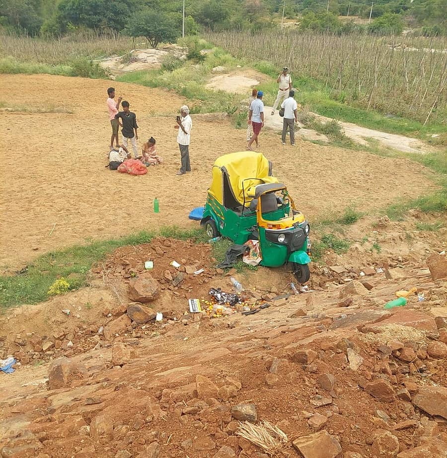 ಚಿಂತಾಮಣಿ ತಾಲ್ಲೂಕಿನ ಗುಂಡ್ಲಹಳ್ಳಿ ಬಳಿ ಹಳ್ಳಕ್ಕೆ ಬಿದ್ದಿರುವ ಆಟೋ
