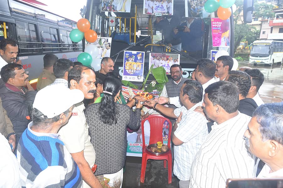 ‘ಶಕ್ತಿ’ ಯೋಜನೆಯ ಸಂಭ್ರಮಾಚರಣೆಯ ಅಂಗವಾಗಿ ಮಡಿಕೇರಿಯ ಕೆಎಸ್‌ಆರ್‌ಟಿಸಿ ಬಸ್‌ನಿಲ್ದಾಣದಲ್ಲಿ ಸೋಮವಾರ ಅಲಂಕೃತಗೊಂಡಿದ್ದ ಬಸ್‍ಗೆ ಪೂಜೆ ಸಲ್ಲಿಸಲಾಯಿತು
