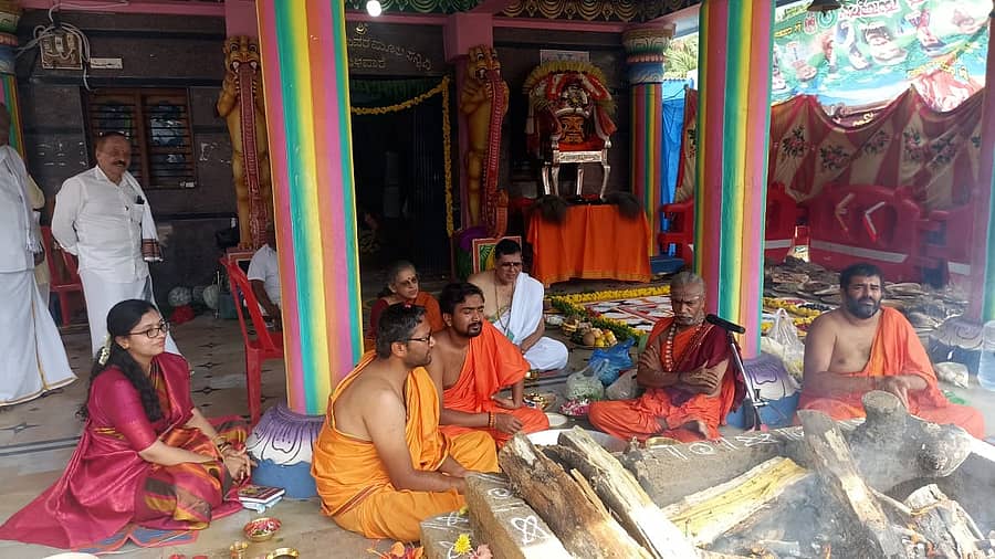 ಅರಸೀಕೆರೆ ತಾಲ್ಲೂಕಿನ ಯಳವಾರೆ ಹುಚ್ಚಮ್ಮ ದೇವಾಲಯದಲ್ಲಿ ಲೋಕಕಲ್ಯಾಣರ್ಥವಾಗಿ ಮಹಾಚಂಡಿಕಾ ಹೋಮ ನೆರವೇರಿತು