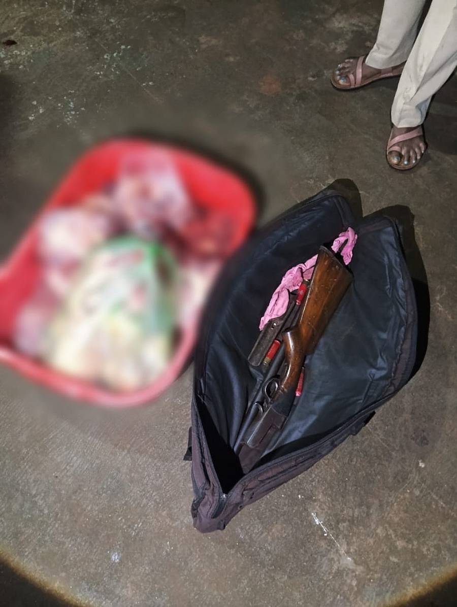 ಅರಣ್ಯಾಧಿಕಾರಿಗಳು ದಾಳಿ ಮಾಡಿ ವಶಪಡಿಸಿಕೊಂಡ ಕಾಡು ಪ್ರಾಣಿ ಮಾಂಸ, ಪರಿಕರ