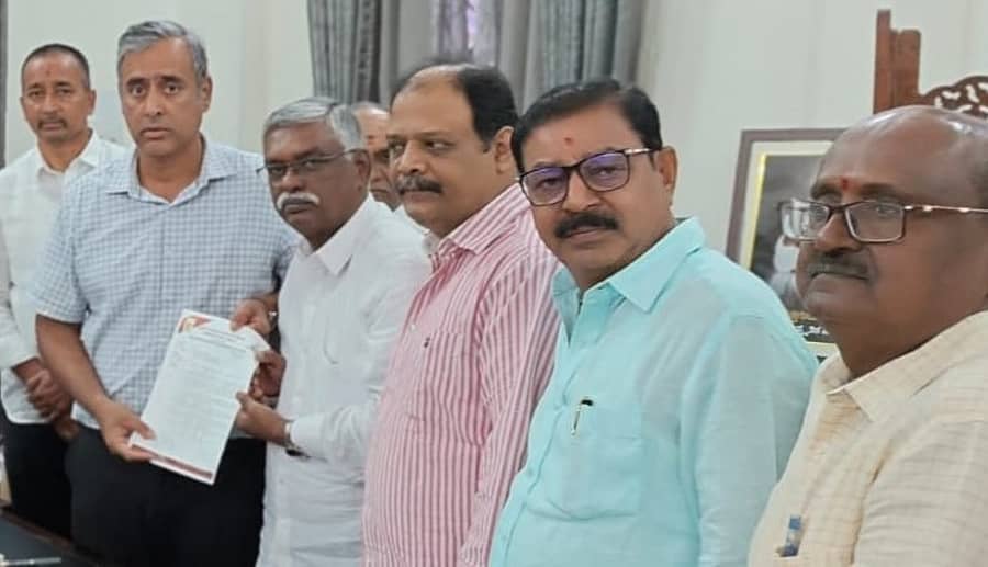 ಬಿಬಿಎಂಪಿ ಗುತ್ತಿಗೆದಾರರ ಸಂಘದ ಪದಾಧಿಕಾರಿಗಳು ಮಹೇಶ್ವರ್‌ ರಾವ್‌ ಅವರಿಗೆ ಮನವಿ ಸಲ್ಲಿಸಿದರು