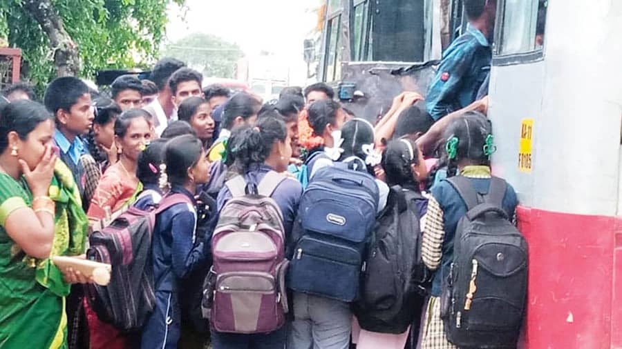 ಚಿಂತಾಮಣಿಯ ಸರ್ಕಾರಿ ಬಸ್ ನಿಲ್ದಾಣದಲ್ಲಿ ಸೋಮವಾರ ಬಸ್ ಹತ್ತಲು ಮುನ್ನುಗ್ಗುತ್ತಿರುವ ಮಹಿಳೆಯರು