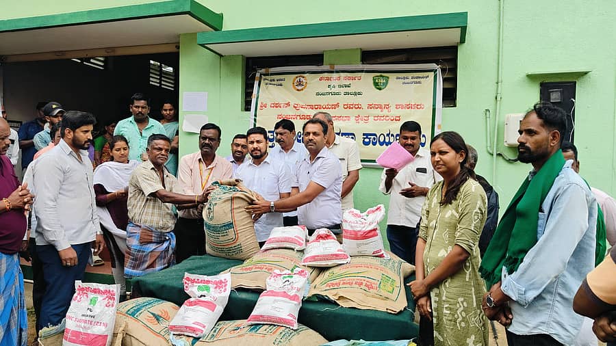 ನಂಜನಗೂಡಿನ ಕೃಷಿ ಇಲಾಖೆಯ ಆವರಣದಲ್ಲಿ ಶಾಸಕ ದರ್ಶನ್ ಧ್ರುವನಾರಾಯಣ ರೈತರಿಗೆ ಸಹಾಯಧನ ಬಿತ್ತನೆ ಬೀಜ ವಿತರಿಸಿದರು
