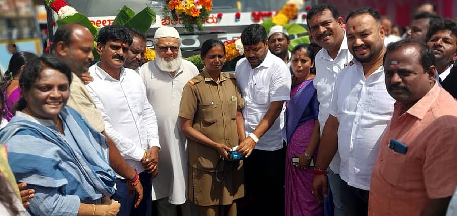 ಕೋಲಾರದ ಕೆಎಸ್‌ಆರ್‌ಟಿಸಿ ಬಸ್‌ ನಿಲ್ದಾಣದಲ್ಲಿ ಸೋಮವಾರ ಶಕ್ತಿ ಯೋಜನೆಯ 500 ಕೋಟಿ ಮಹಿಳಾ ಪ್ರಯಾಣಿಕರ ಪ್ರಯಾಣ ಪ್ರಯುಕ್ತ ಶಾಸಕ ಕೊತ್ತೂರು ಮಂಜುನಾಥ್ ನೇತೃತ್ವದಲ್ಲಿ ಸಂಭ್ರಮಾಚರಣೆ ನಡೆಯಿತು
