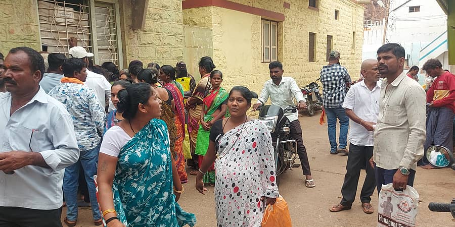 ಕೇಂದ್ರ ಸರ್ಕಾರದ ಪ್ರಧಾನ ಮಂತ್ರಿ ಆವಾಸ್ ಯೋಜನೆಯಲ್ಲಿ ನಿವೇಶನ ರಹಿತ ಮತ್ತು ವಸತಿ ರಹಿತ ಫಲಾನುಭವಿಗಳು ಅರ್ಜಿ ಸಲ್ಲಿಸಲು ಬಾಂಡ್ ಪೇಪರ್ ಪಡೆಯಲು ಬಾದಾಮಿ ಬ್ಯಾಂಕ್ ಮುಂದೆ ಮಹಿಳೆಯರ ನೂಕುನುಗ್ಗಲು.