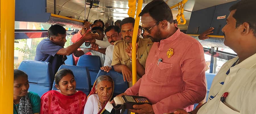ಹುನಗುಂದ ಶಕ್ತಿ ಯೋಜನೆಯಡಿ 500 ಕೋಟಿ ಮಹಿಳಾ ಪ್ರಯಾಣಿಕರು ಉಚಿತ ಪ್ರಯಾಣ ಮಾಡಿರುವ ಹಿನ್ನಲೆಯಲ್ಲಿ ಸಂಭ್ರಮ ಆಚರಣೆಗೆ ಶಾಸಕ ವಿಜಯಾನಂದ ಕಾಶಪ್ಪನವರ ಮಹಿಳಾ ಪ್ರಯಾಣಿಕರಿಗೆ ಟಿಕೆಟ್ ನೀಡುವ ಮೂಲಕ ಕಾರ್ಯಕ್ರಮಕ್ಕೆ ಚಾಲನೆ ನೀಡಿದರು