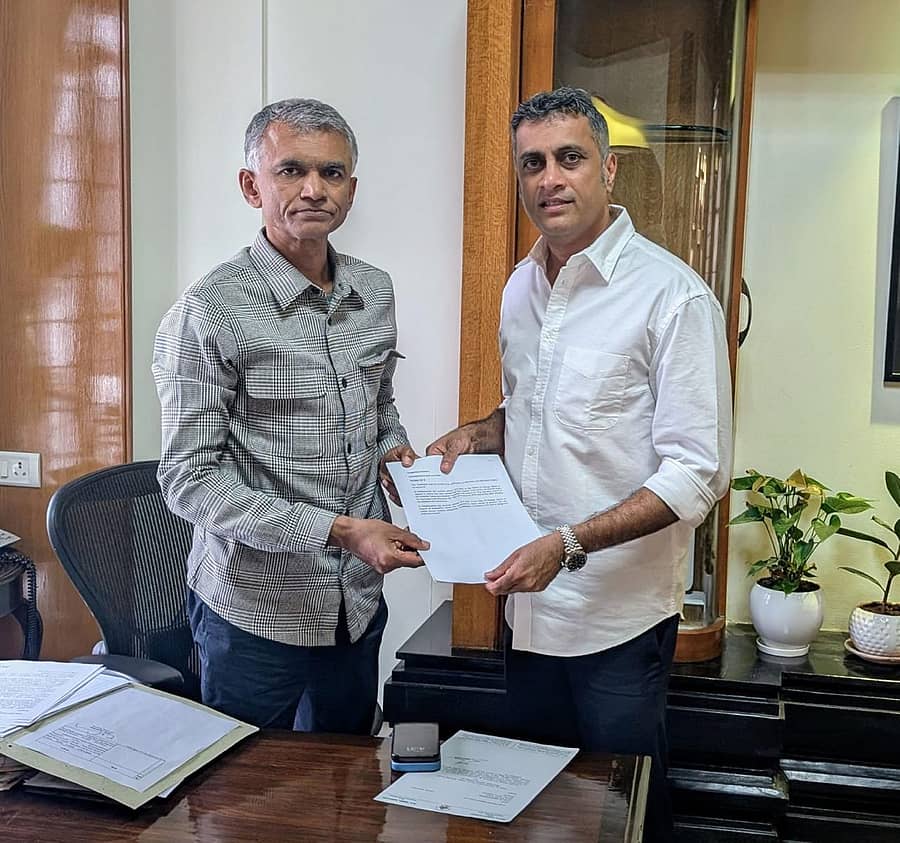 ಕಂದಾಯ ಇಲಾಖೆಯ ಕೆಲವು ಮಸೂದೆಗಳಿಗೆ ತಿದ್ದುಪಡಿ ತರುವಂತೆ ಶಾಸಕ ಎ.ಎಸ್.ಪೊನ್ನಣ್ಣ ಬೆಂಗಳೂರಿನ ವಿಕಾಸ ಸೌಧದಲ್ಲಿ ಸೋಮವಾರ ಕಂದಾಯ ಸಚಿವ ಕೃಷ್ಣ ಬೈರೇಗೌಡ ಅವರಲ್ಲಿ  ಮನವಿ ಮಾಡಿದರು.
