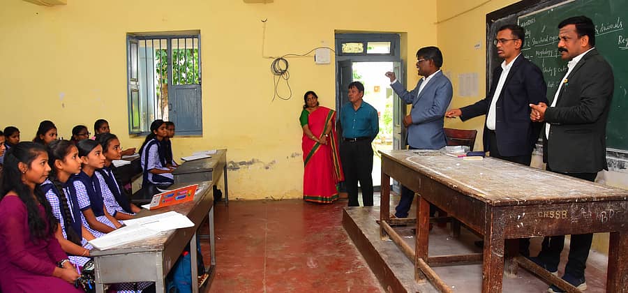 ರಾಜ್ಯ ಮಕ್ಕಳ ಹಕ್ಕುಗಳ ರಕ್ಷಣಾ ಆಯೋಗದ ಸದಸ್ಯರು ಸೋಮವಾರ ಸರ್ಕಾರಿ ಸಂಯುಕ್ತ ಪದವಿ ಪೂರ್ವ ಕಾಲೇಜಿಗೆ ಭೇಟಿ ನೀಡಿ ವಿದ್ಯಾರ್ಥಿಗಳ ಜೊತೆ ಮಾತುಕತೆ ನಡೆಸಿದರು
