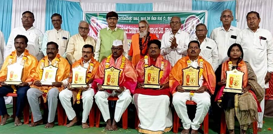 ಕಲಬುರಗಿಯಲ್ಲಿ ನಡೆದ ಕಾರ್ಯಕ್ರಮದಲ್ಲಿ ಏಳು ಸಾಧಕರಿಗೆ ವೀರಸೋಮೇಶ್ವರ ಸಂಪದ ಪ್ರಶಸ್ತಿ ಪ್ರದಾನ ಮಾಡಲಾಯಿತು. ಕಡಗಂಚಿಯ ವೀರಭದ್ರ ಶಿವಾಚಾರ್ಯ ಸ್ವಾಮೀಜಿ ಸೇರಿ ಹಲವರು ಪಾಲ್ಗೊಂಡಿದ್ದರು