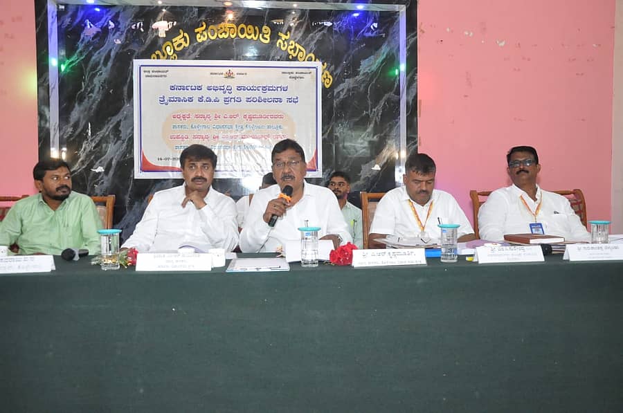 ಕೊಳ್ಳೇಗಾಲ ನಗರದ ತಾಲ್ಲೂಕು ಪಂಚಾಯಿತಿ ಸಭಾಂಗಣದಲ್ಲಿ ಸೋಮವಾರ ನಡೆದ ತ್ರೈಮಾಸಿಕ ಕೆಡಿಪಿ ಪ್ರಗತಿ ಪರಿಶೀಲನಾ ಸಭೆಯಲ್ಲಿ ಶಾಸಕ ಎ.ಆರ್. ಕೃಷ್ಣಮೂರ್ತಿ ಮಾತನಾಡಿದರು