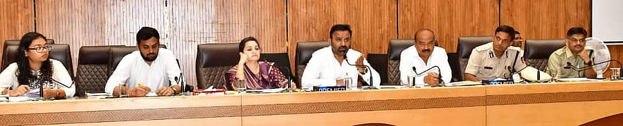 ಧಾರವಾಡದಲ್ಲಿ ಸೋಮವಾರ ನಡೆದ ಸಭೆಯಲ್ಲಿ ಸಚಿವ ಸಂತೋಷ ಲಾಡ್‌ ಮಾತನಾಡಿದರು