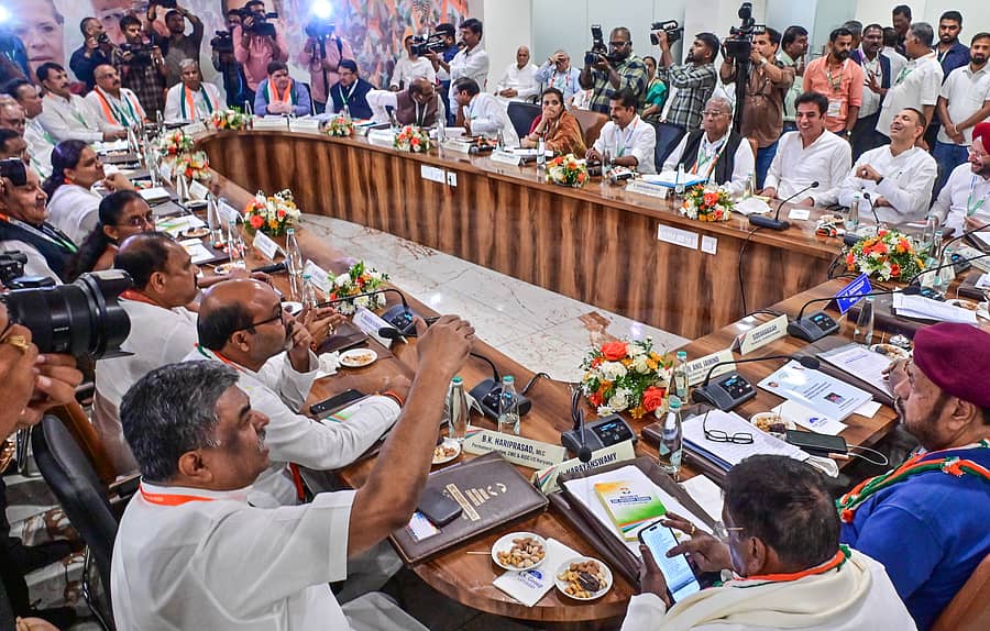 ಎಐಸಿಸಿ ಹಿಂದುಳಿದ ವರ್ಗಗಳ ವಿಭಾಗದ ಇತರ ಹಿಂದುಳಿದ ವರ್ಗಗಳ ಸಲಹಾ ಸಮಿತಿಯ ಸಭೆ ಮಂಗಳವಾರ ನಡೆಯಿತು   –ಪ್ರಜಾವಾಣಿ ಚಿತ್ರ