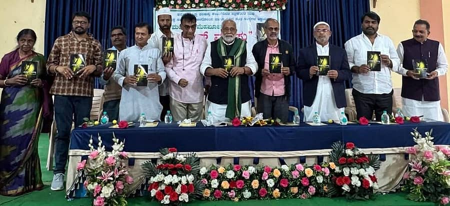 ಸಕಲೇಶಪುರದಲ್ಲಿ ಭಾನುವಾರ ಪತ್ರಕರ್ತ ಮಲ್ನಾಡ್ ಮಹಬೂಬ್ ಅವರ ‘ಮಲ್ನಾಡ್ ಮನಸ್ಸು’ ಪುಸ್ತಕವನ್ನು ಎಚ್‌.ಎಂ. ವಿಶ್ವನಾಥ್ ಬಿಡುಗಡೆ ಮಾಡಿದರು. ಕಾಂಗ್ರೆಸ್ ಮುಖಂಡ ಮುರುಳಿ ಮೋಹನ್‌ ಹಾಗೂ ಇತರರು ಇದ್ದಾರೆ