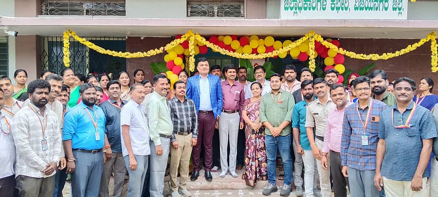 ಹೊಸಪೇಟೆಯ ಜಿಲ್ಲಾಧಿಕಾರಿ ಕಚೇರಿಯಲ್ಲಿ ಮಂಗಳವಾರ ಸ್ಪಂದನ ಕೇಂದ್ರವನ್ನು ಜಿಲ್ಲಾಧಿಕಾರಿ ಎಂ.ಎಸ್.ದಿವಾಕರ್ ಉದ್ಘಾಟಿಸಿದರು. ಎಡಿಸಿ ಇ.ಬಾಲಕೃಷ್ಣಪ್ಪ ಹಾಜರಿದ್ದರು