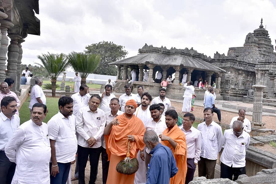 ಹಾಸನ ಜಿಲ್ಲೆಯ ಶ್ರವಣಬೆಳಗೊಳದ ಚಾರುಕೀರ್ತಿ ಭಟ್ಟಾಚಾರ್ಯ ಪಂಡಿತಾಚಾರ್ಯ ಸ್ವಾಮೀಜಿ ಲಕ್ಕುಂಡಿ ಬ್ರಹ್ಮ ಜಿನಾಲಯ ಸ್ಮಾರಕವನ್ನು ವೀಕ್ಷಿಸಿದರು