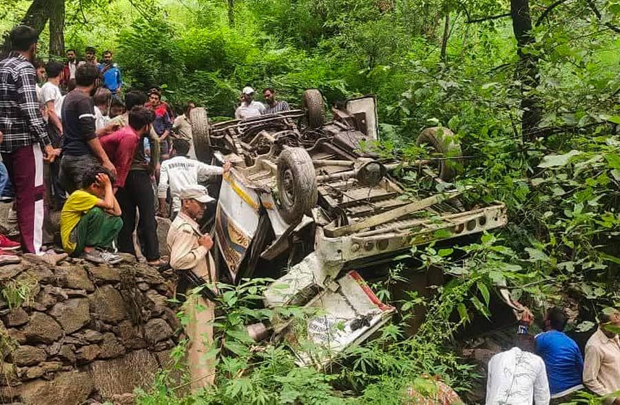 ದೋಡಾದಲ್ಲಿ ಮಂಗಳವಾರ ಕಂದಕಕ್ಕೆ ಉರುಳಿರುವ ಟೆಂಪೊ ಟ್ರಾವೆಲರ್‌